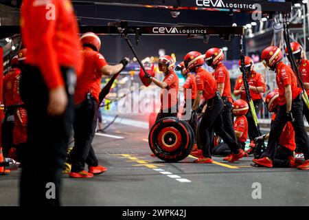 Jeddah, Arabie Saoudite. 7 marzo 2024. Mecaniciens meccanici, Scuderia Ferrari, stand, pit Lane, durante la Formula 1 STC Saudi Arabian Grand Prix 2024, 2° round del Campionato del mondo di Formula 1 2024 dal 7 al 9 marzo 2024 sul circuito di Jeddah Corniche, a Jeddah, Arabia Saudita - DPPI Credit: DPPI Media/Alamy Live News Foto Stock