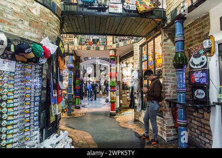 VIENNA, AUSTRIA - 22 MAGGIO 2019: Questo è un frammento dell'interno in stile Art Nouveau della galleria Hundertwasser Village. Foto Stock