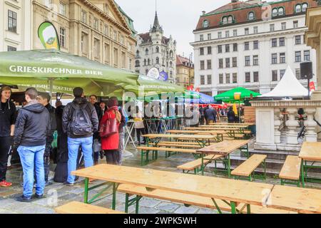 VIENNA, AUSTRIA - 22 MAGGIO 2019: Persone non identificate bevono birra al Festival della birra viennese in piazza Am Hof, che si protegge dalla pioggia sotto il c Foto Stock