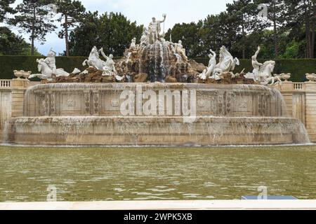 VIENNA, AUSTRIA - 14 MAGGIO 2019: Questa è una parte centrale della Fontana del Nettuno nel Parco Schonbrunn. Foto Stock