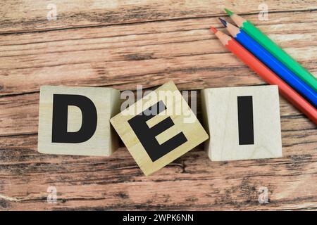 Concetto DEI cubi di legno con la parola DEI - Diversity Equity Inclusion on Wooden background. Foto Stock