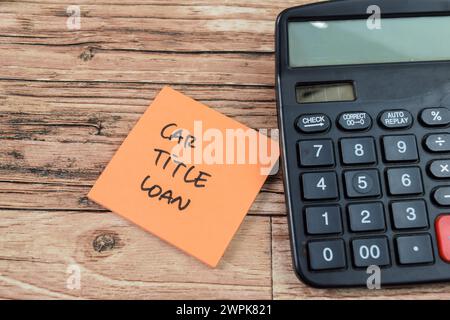 Concetto di prestito titolo auto scrivere su note adesive isolate su un tavolo di legno. Foto Stock