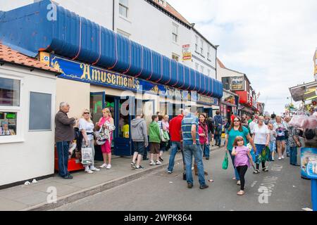 Persone che camminano lungo Pier Road, Whitby Foto Stock