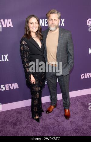 New York, Stati Uniti. 7 marzo 2024. (L-R) Sara Bareilles e Joe Tippett partecipano alla terza stagione di Netflix "Girls5eva" al Paris Theater di New York. Credito: SOPA Images Limited/Alamy Live News Foto Stock