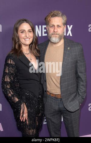 New York, Stati Uniti. 7 marzo 2024. (L-R) Sara Bareilles e Joe Tippett partecipano alla terza stagione di Netflix "Girls5eva" al Paris Theater di New York. Credito: SOPA Images Limited/Alamy Live News Foto Stock