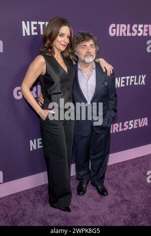 New York, Stati Uniti. 7 marzo 2024. NEW YORK, NEW YORK - 7 MARZO: Tina Fey e Jeff Richmond partecipano alla première della terza stagione "Girls5eva" di Netflix al Paris Theater il 7 marzo 2024 a New York. Credito: SOPA Images Limited/Alamy Live News Foto Stock