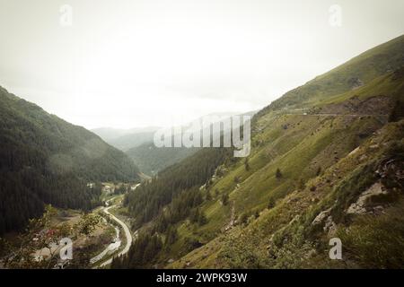 Veduta nebbiosa del passo di montagna trans fagarasan in 2000 metri Foto Stock