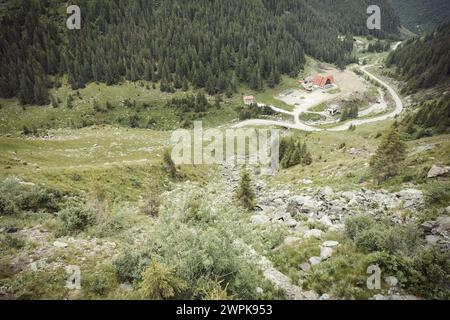 Veduta nebbiosa del passo di montagna trans fagarasan in 2000 metri Foto Stock