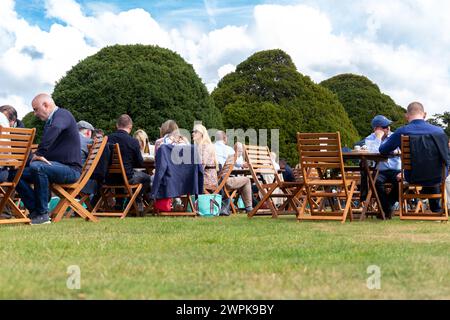 Ospiti che godono dell'ospitalità al Concours of Elegance 2023, Hampton Court Palace, Londra Foto Stock