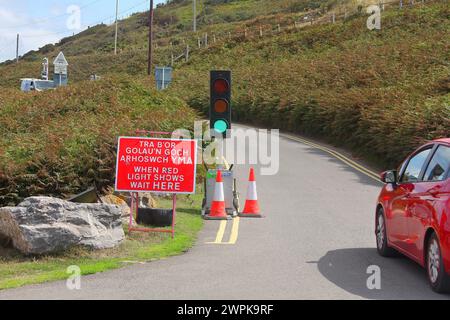 Controllo automatico del traffico che consente movimenti unidirezionali attraverso alcuni lavori stradali all'ingresso di un parcheggio pubblico vicino alla spiaggia di Ogmore. Foto Stock