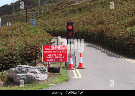 Controllo automatico del traffico che consente movimenti unidirezionali attraverso alcuni lavori stradali all'ingresso di un parcheggio pubblico vicino alla spiaggia di Ogmore. Foto Stock