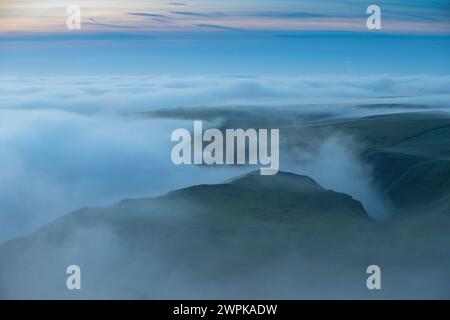 12/10/14 Dawn fa irruzione sul Winnats Pass nel Derbyshire Peak District, visto da Mam Tor sopra Castleton. Tutti i diritti riservati: F Stop Press Foto Stock