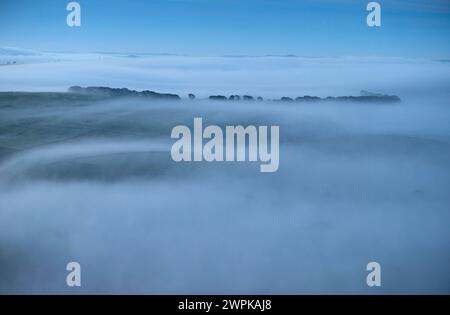 12/10/14 Dawn fa irruzione nel Derbyshire Peak District, visto da Mam Tor sopra Castleton. Foto Stock