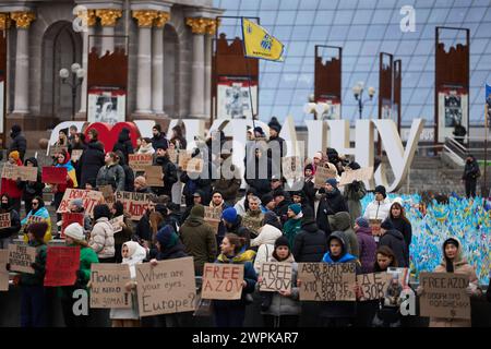 Un ampio gruppo di ucraini protesta contro la prigionia russa e chiede di liberare i difensori ucraini catturati dalle prigioni russe. Kiev - 18 febbraio 2024 Foto Stock