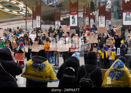 Un grande gruppo di ucraini tiene striscioni "Azov libero" su una protesta pacifica contro la prigionia russa in una Maidan (Piazza dell'indipendenza). Kiev - 18 febbraio 2024 Foto Stock