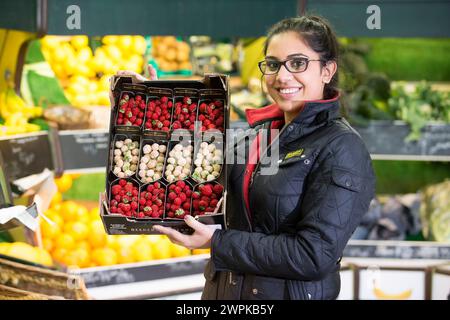 05/11/14 verdure, Pinder Dayal, da Fresh Choice ad Ashbourne. E' un ananas? E' una fragola? No itÕs a ÔpineberryÕ. ****Tutta la storia lui Foto Stock