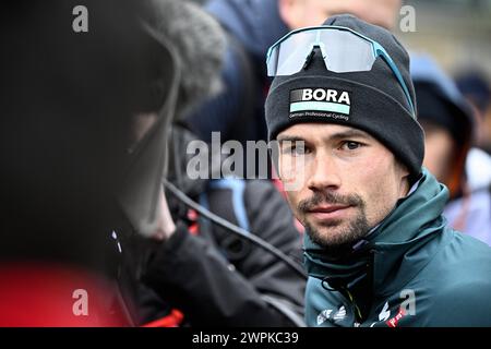 Sisteron, Francia. 8 marzo 2024. Lo sloveno Primoz Roglic di Bora-Hansgrohe nella foto al via della sesta tappa della gara ciclistica a tappe Parigi-Nizza di otto giorni, 198 km da Sisteron a la Colle-sur-Loup, Francia, venerdì 08 marzo 2024. BELGA PHOTO JASPER JACOBS credito: Belga News Agency/Alamy Live News Foto Stock