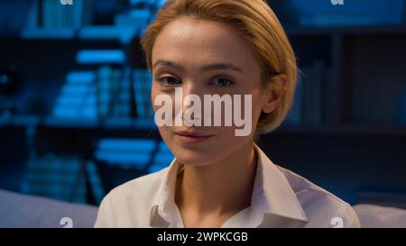 Donna caucasica di mezza età donna donna che guarda la telecamera rispondere negativo NO mai non disaccordo rifiutare negare proibire primo piano testa che ondeggia la testa Foto Stock