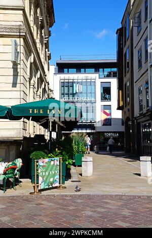 Vista lungo Broadate con l'Ivy Bistro lungo Cathedral Yard a sinistra, Exeter, Devon, Regno Unito, Europa. Foto Stock