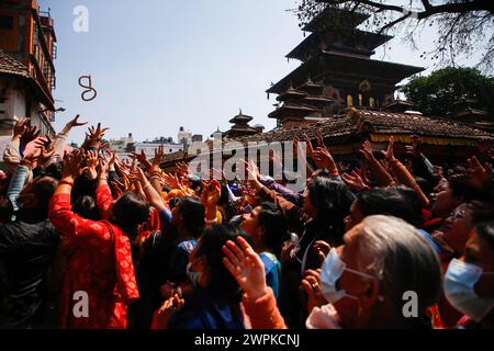 Kathmandu, Nepal. 8 marzo 2024. I devoti si allineano per raccogliere le tradizionali perle del Signore Shiva, segnando il sacro festival Maha Shivaratri celebrato con fervore e devozione dai devoti a Kathmandu. Credito: SOPA Images Limited/Alamy Live News Foto Stock