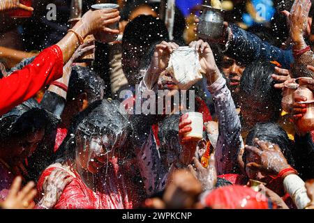 Kathmandu, Nepal. 8 marzo 2024. I devoti cantano preghiere mentre il latte viene versato in un idolo del Signore Shiva, segnando la sacra festa Maha Shivaratri celebrata con fervore e devozione dai devoti a Kathmandu. Credito: SOPA Images Limited/Alamy Live News Foto Stock