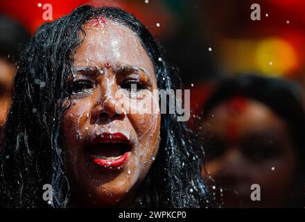 Kathmandu, Nepal. 8 marzo 2024. Un devoto canta la preghiera mentre un sacerdote adorna l'idolo del Signore Shiva con il latte, segnando la sacra festa Maha Shivaratri celebrata con fervore e devozione dai devoti a Kathmandu. Credito: SOPA Images Limited/Alamy Live News Foto Stock