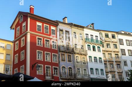 Facciate di vecchi edifici nel centro della città di Coimbra in Portogallo, con un bel motivo di finestre. Foto Stock