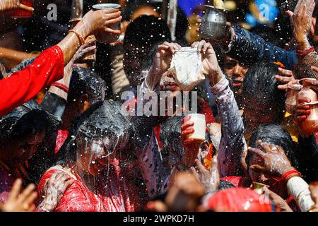 Kathmandu, Nepal. 8 marzo 2024. I devoti cantano preghiere mentre il latte viene versato in un idolo del Signore Shiva, segnando la sacra festa Maha Shivaratri celebrata con fervore e devozione dai devoti a Kathmandu. (Foto di Skanda Gautam/SOPA Images/Sipa USA) credito: SIPA USA/Alamy Live News Foto Stock