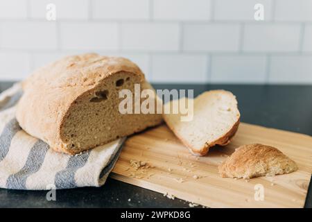 Pane rustico a fette sul piano Foto Stock