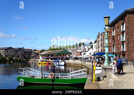 Butts Ferry lungo il fiume exe con l'East Bank Quay e i ristoranti sulla destra, Exeter, Devon, UK, Europe. Foto Stock