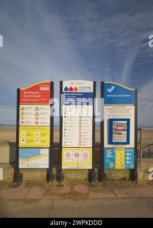 Cartelli di sicurezza e informazioni per i visitatori sulla spiaggia con informazioni sui pericoli e sul bagnino a South Beach, Bridlington Foto Stock