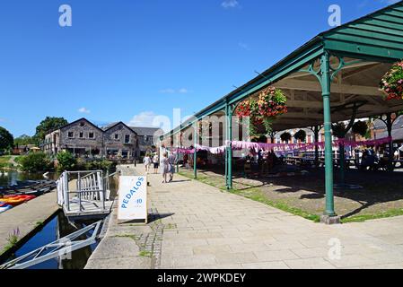 Pedalò a noleggio lungo la banchina est del fiume exe con ristoranti sul retro, Exeter, Devon, UK, Europa. Foto Stock
