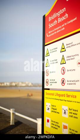 Cartelli di sicurezza e informazioni per i visitatori sulla spiaggia con informazioni sui pericoli e sul bagnino a South Beach, Bridlington Foto Stock