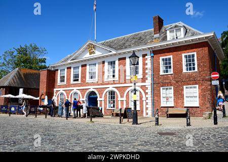 Vista frontale della Custom House (ora centro visitatori) lungo il lungomare, Exeter, Devon, Regno Unito, Europa. Foto Stock