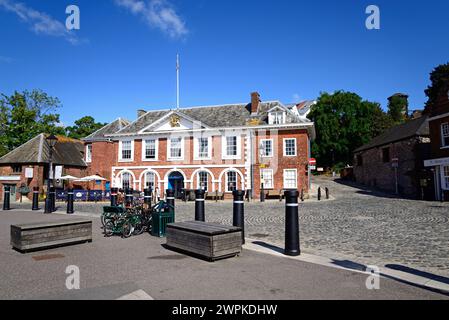 Vista frontale della Custom House (ora centro visitatori) lungo il lungomare, Exeter, Devon, Regno Unito, Europ Foto Stock