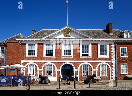 Vista frontale della Custom House (ora centro visitatori) lungo il lungomare, Exeter, Devon, Regno Unito, Europa. Foto Stock