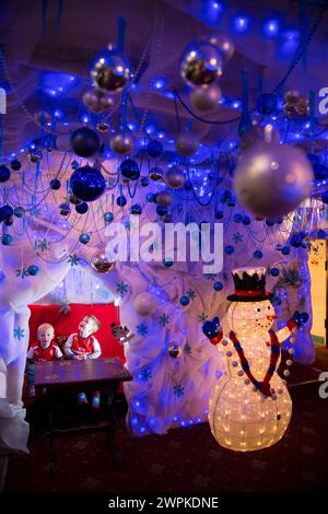 28/11/14 Jacob (2) e Reuben (3) si trovano nell'angolo del pub che è stato trasformato nella grotta di Babbo Natale. Il pub Hanging Gate a Chapel en le Frith, in th Foto Stock