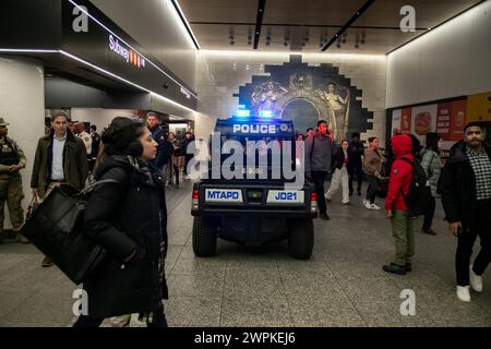 New York, Stati Uniti. 7 marzo 2024. Un veicolo della polizia della Metropolitan Transportation Authority (MTA) si sposta attraverso Penn Station a New York, negli Stati Uniti, 7 marzo 2024. Lo Stato di New York sta adottando molteplici misure nel tentativo di far fronte ai crimini nel sistema metropolitano di New York City, incluso il dispiegamento di centinaia di membri della Guardia Nazionale. Crediti: Michael Nagle/Xinhua/Alamy Live News Foto Stock