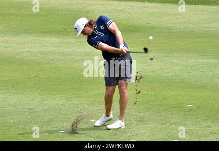 Hong Kong. 8 marzo 2024. Il capitano australiano Cameron Smith gioca un tiro durante il torneo LIV Golf presso il campo da golf Fanling di Hong Kong, Cina meridionale, l'8 marzo 2024. Crediti: Lo Ping fai/Xinhua/Alamy Live News Foto Stock