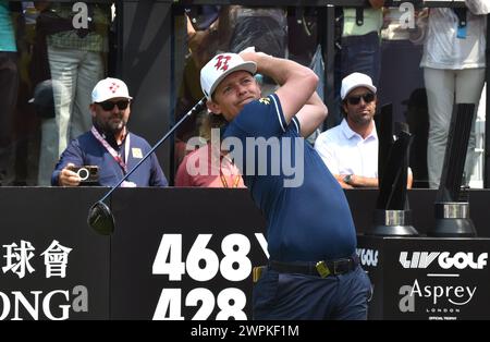 Hong Kong. 8 marzo 2024. Il capitano australiano Cameron Smith gioca un tiro durante il torneo LIV Golf presso il campo da golf Fanling di Hong Kong, Cina meridionale, l'8 marzo 2024. Crediti: Lo Ping fai/Xinhua/Alamy Live News Foto Stock