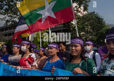 Bangkok, Thailandia. 8 marzo 2024. Le lavoratrici migranti del Myanmar partecipano alla manifestazione in occasione della giornata internazionale della donna a Bangkok. Le reti femminili e le attiviste per i diritti delle donne si sono riunite al Democracy Monument prima di marciare alla sede del governo di Bangkok, in Thailandia, per celebrare la giornata internazionale della donna e chiedere i diritti delle lavoratrici e della maternità. (Foto di Peerapon Boonyakiat/SOPA Images/Sipa USA) credito: SIPA USA/Alamy Live News Foto Stock