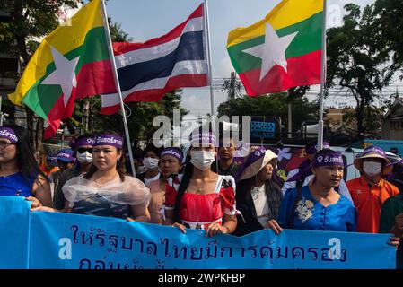 Bangkok, Thailandia. 8 marzo 2024. Le lavoratrici migranti del Myanmar partecipano alla manifestazione in occasione della giornata internazionale della donna a Bangkok. Le reti femminili e le attiviste per i diritti delle donne si sono riunite al Democracy Monument prima di marciare alla sede del governo di Bangkok, in Thailandia, per celebrare la giornata internazionale della donna e chiedere i diritti delle lavoratrici e della maternità. (Foto di Peerapon Boonyakiat/SOPA Images/Sipa USA) credito: SIPA USA/Alamy Live News Foto Stock