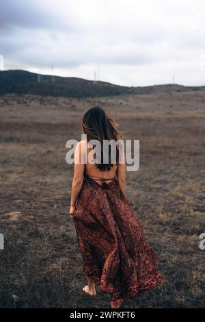 Donna vestita a piedi fuori pista a San Diego Foto Stock