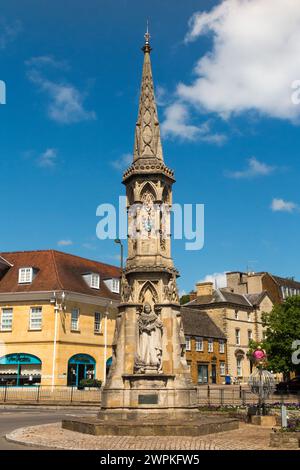 Banbury Cross, Banbury, Regno Unito, in una giornata di sole con cielo/cieli blu. Monumento vittoriano eretto nel 1859 per un matrimonio/matrimonio reale. (134) Foto Stock