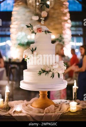 Elegante torta bianca per matrimoni floreale Foto Stock