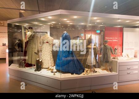 Mostre che includono abiti e abbigliamento vintage locali/locali in mostra al Banbury Museum, nel nord dell'Oxfordshire, Inghilterra. REGNO UNITO (134) Foto Stock