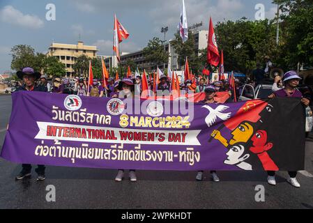 Bangkok, Thailandia. 8 marzo 2024. I membri del sindacato delle donne tengono uno striscione durante la manifestazione per celebrare la giornata internazionale della donna a Bangkok. Le reti femminili e le attiviste per i diritti delle donne si sono riunite al Democracy Monument prima di marciare alla sede del governo di Bangkok, in Thailandia, per celebrare la giornata internazionale della donna e chiedere i diritti delle lavoratrici e della maternità. Credito: SOPA Images Limited/Alamy Live News Foto Stock