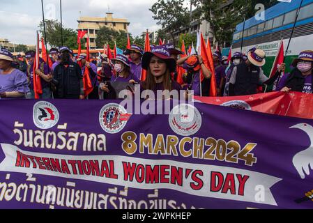 Bangkok, Thailandia. 8 marzo 2024. I membri del sindacato delle donne tengono striscioni durante la manifestazione in occasione della giornata internazionale della donna a Bangkok. Le reti femminili e le attiviste per i diritti delle donne si sono riunite al Democracy Monument prima di marciare alla sede del governo di Bangkok, in Thailandia, per celebrare la giornata internazionale della donna e chiedere i diritti delle lavoratrici e della maternità. Credito: SOPA Images Limited/Alamy Live News Foto Stock