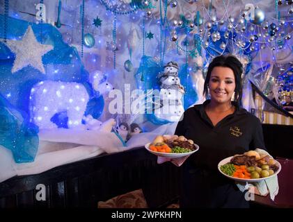 28/11/14 cameriera Sophie Parkes-Morgan (19). Il pub Hanging Gate a Chapel en le Frith, nel Derbyshire Peak District, sostiene di avere il più grande Foto Stock