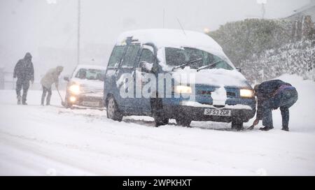 29/01/15 forti nevicate causano incidenti multipli, veicoli bloccati e caos nel traffico, mentre il tempo invernale fa del suo meglio per arrestare il Derb Foto Stock
